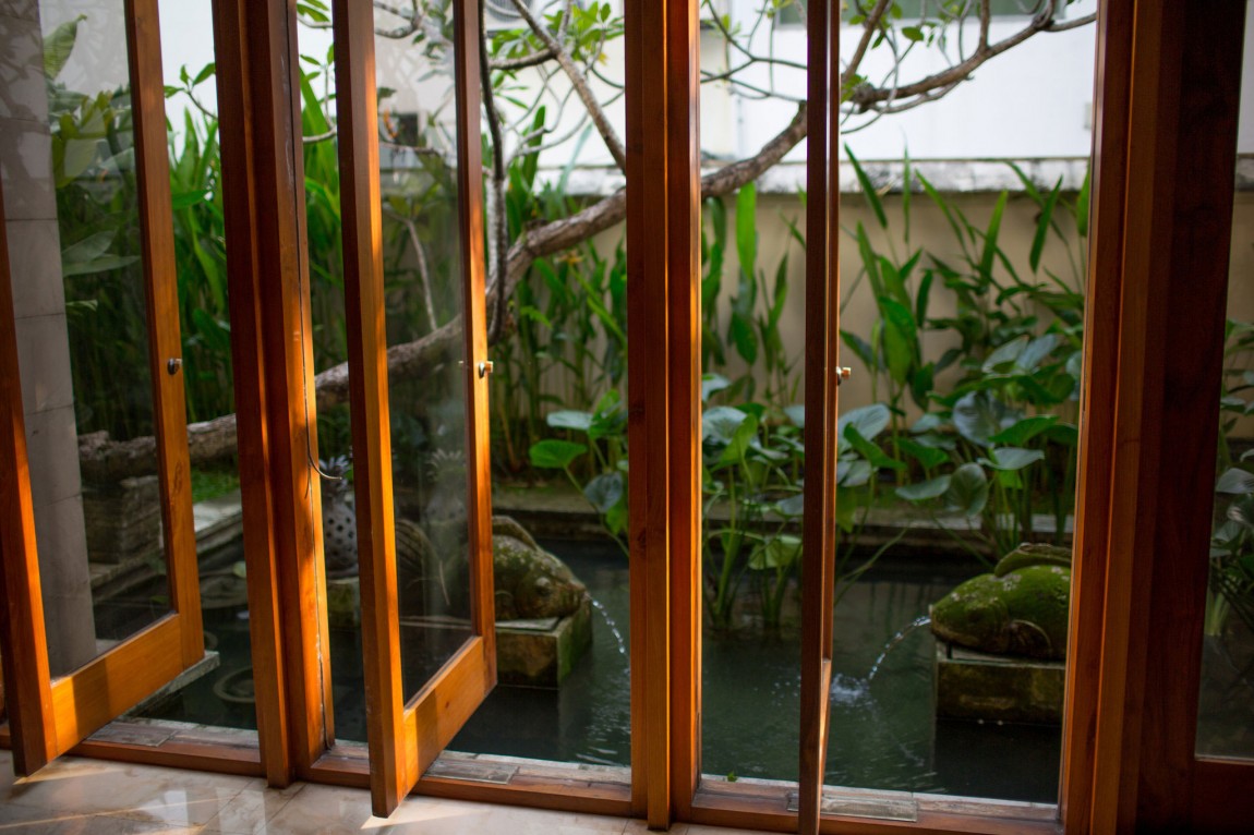 a-bungalow-in-teak-and-stone-06