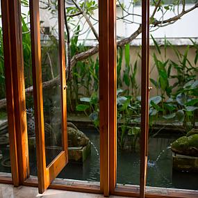 a-bungalow-in-teak-and-stone-06