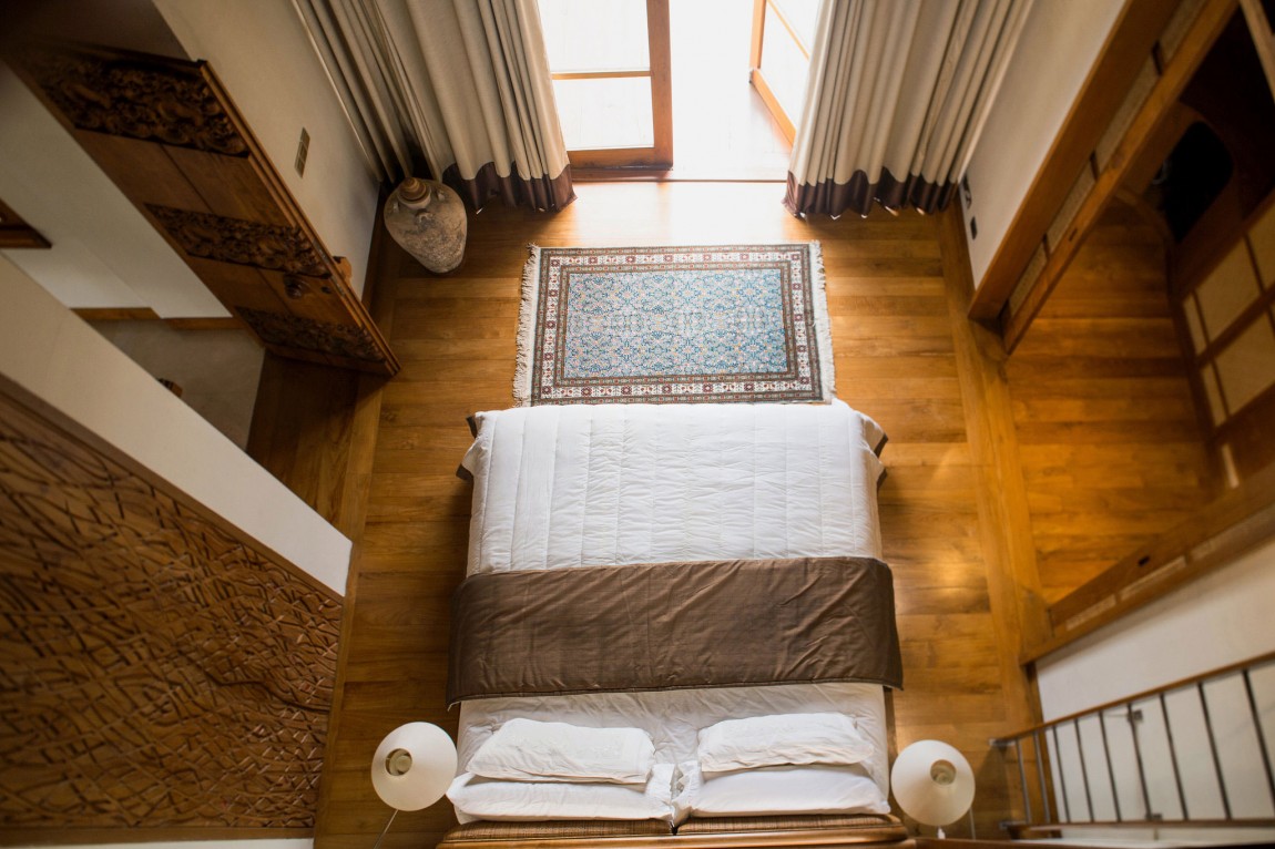a-bungalow-in-teak-and-stone-10