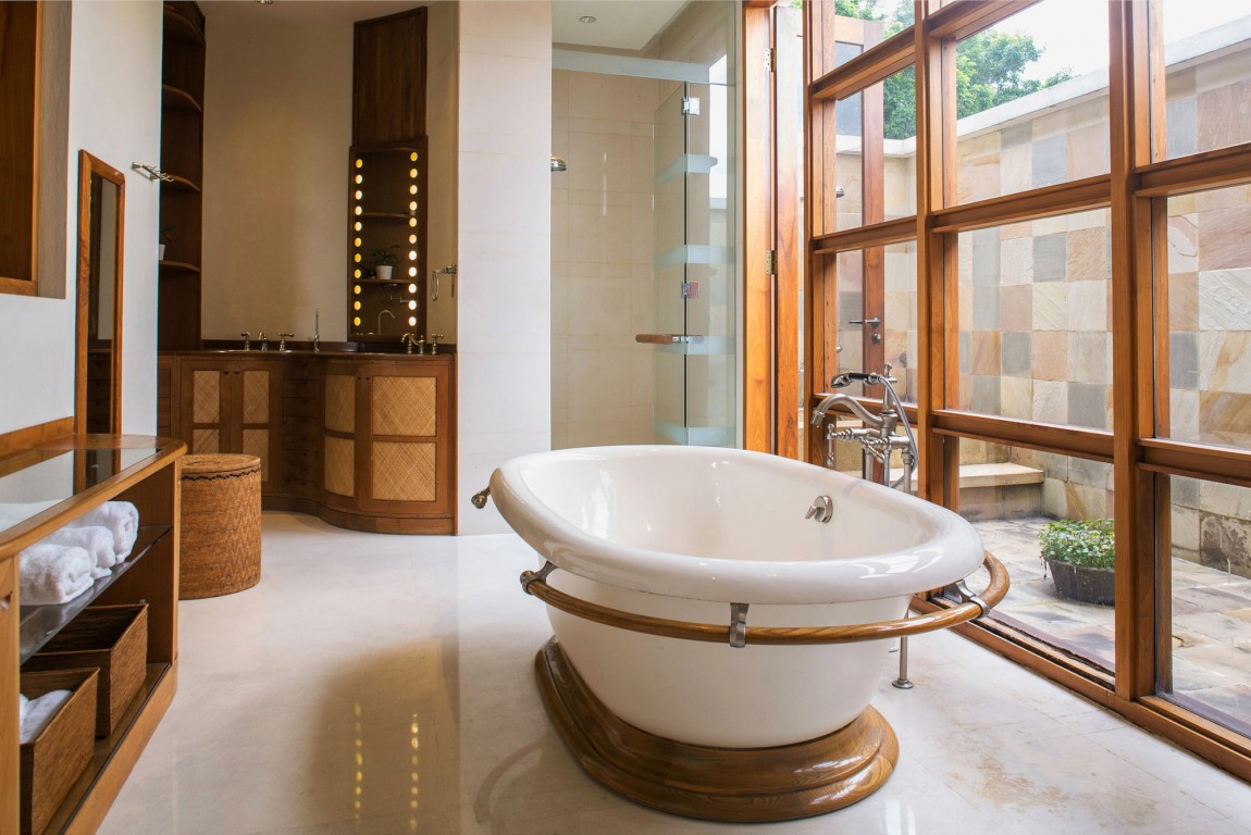 a-bungalow-in-teak-and-stone-11