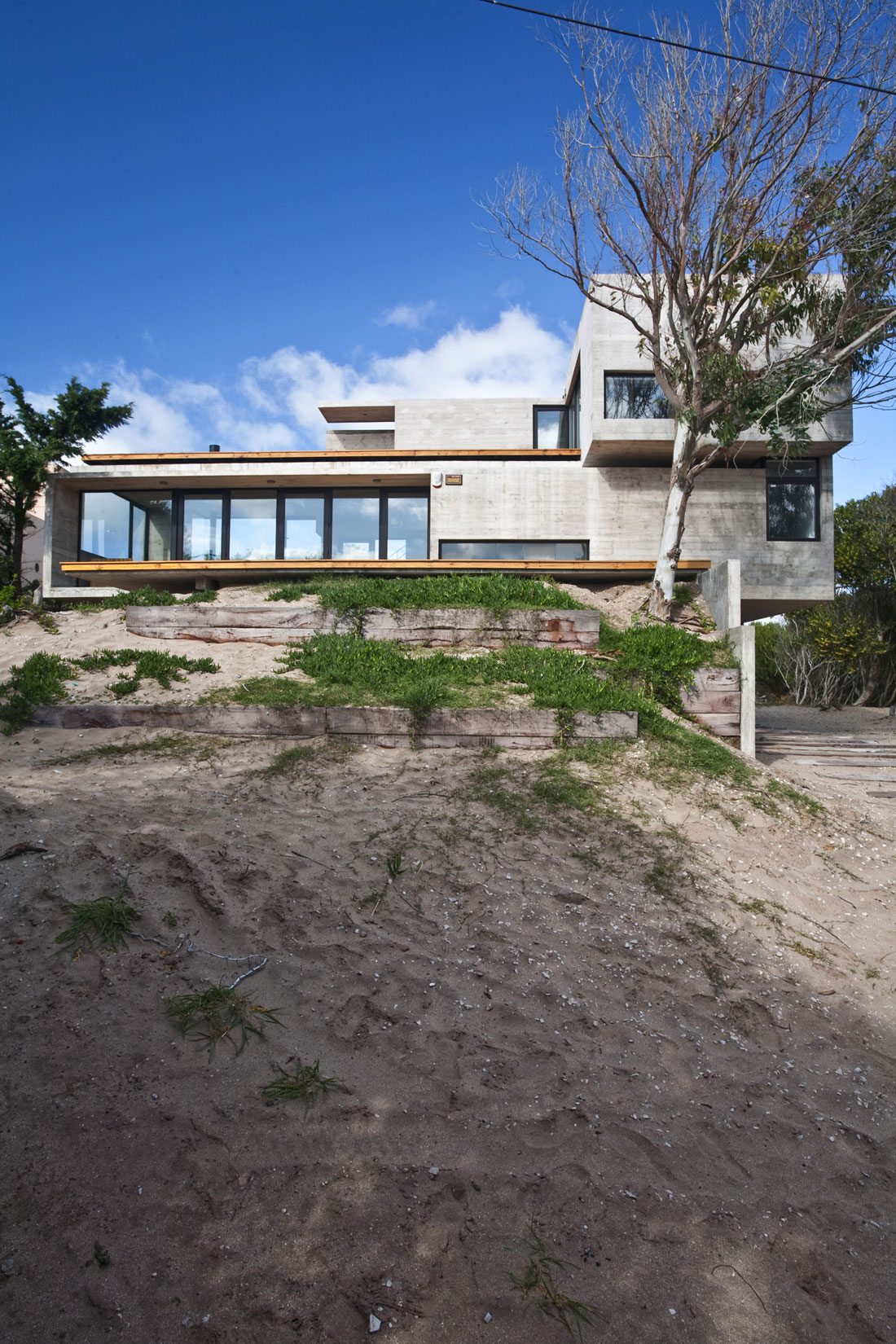 Светлый и просторный дом House On The Beach на морском побережье в Буэнос-Айресе