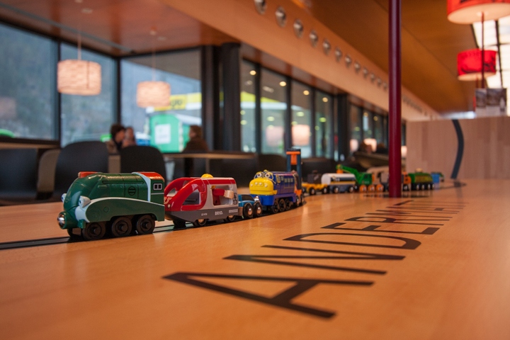 motorway-restaurant-06