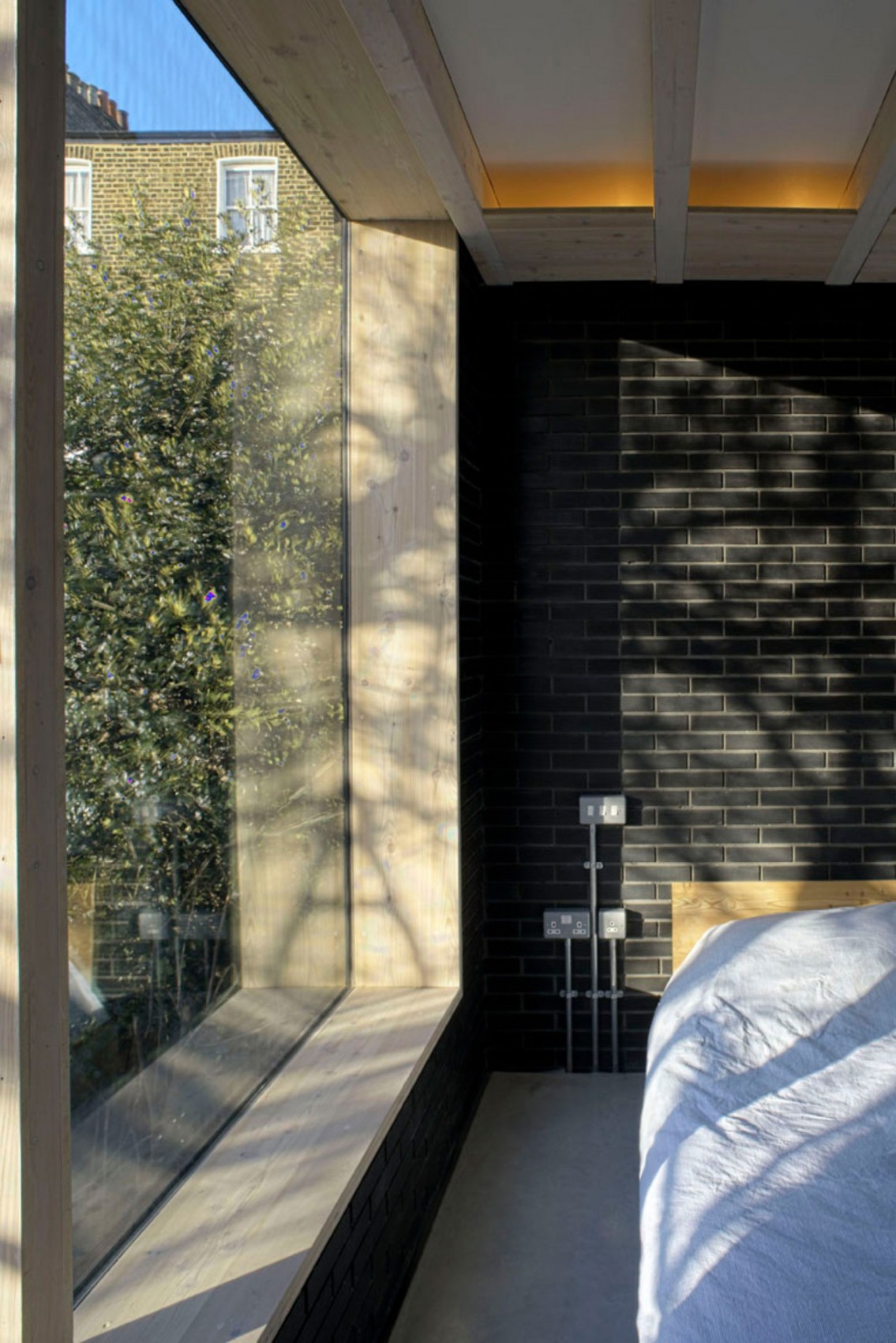 Стильный интерьер дома The Shadow House в Англии