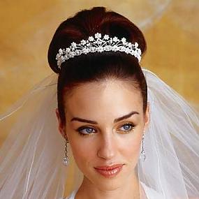 Прическа с диадемой и фатой