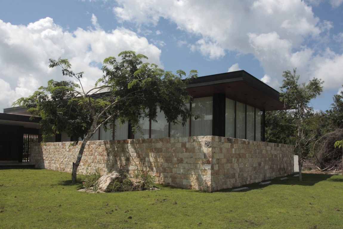 Частный особняк с личным полем для гольфа от Augusto Quijano Arquitectos, Mérida, Yucatán, Мексика