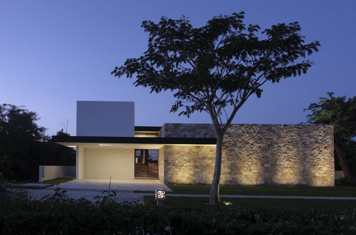 Частный особняк с личным полем для гольфа от Augusto Quijano Arquitectos, Mérida, Yucatán, Мексика
