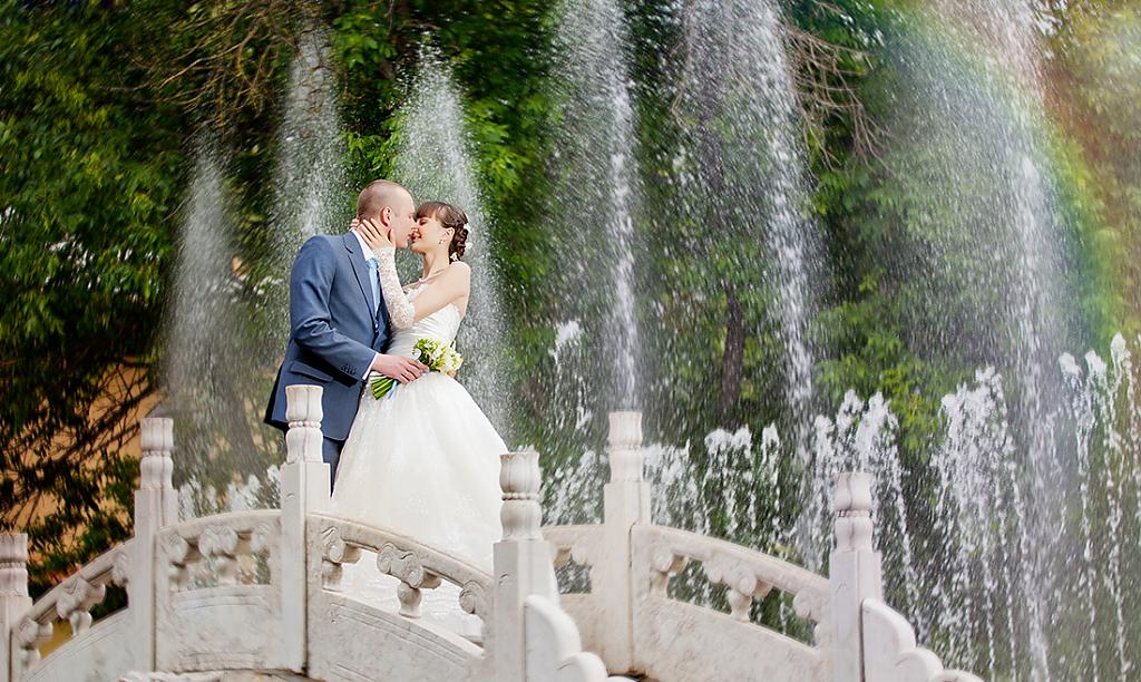 couple-about-fountain-01