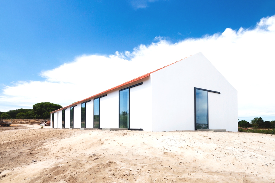 former-stables-converted-into-a-contemporary-pad-portugal-03