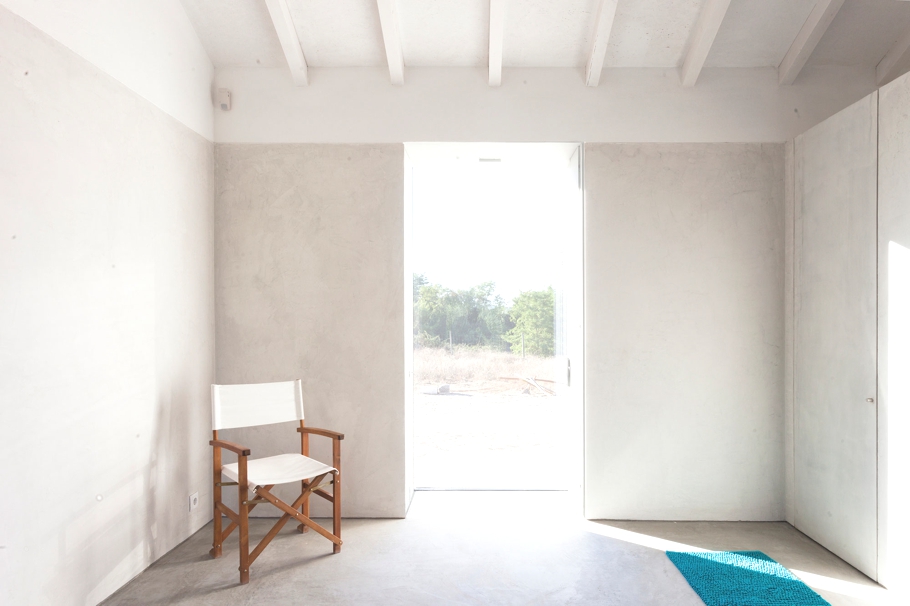 former-stables-converted-into-a-contemporary-pad-portugal-07