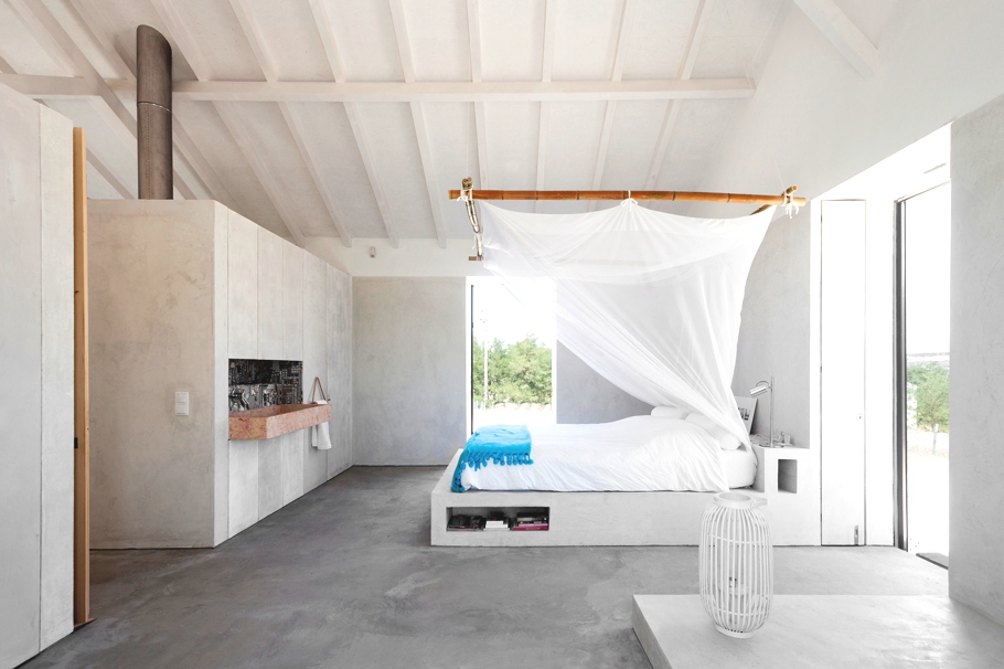 former-stables-converted-into-a-contemporary-pad-portugal-09