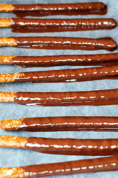 chocolate-pretzel-rods-03