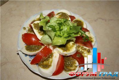 Моцарелла с соусом песто