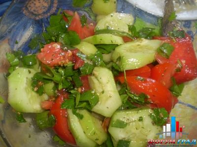 Салат из свежих овощей "С изюминкой"