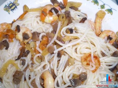 Рисовая лапша с грибами и креветками