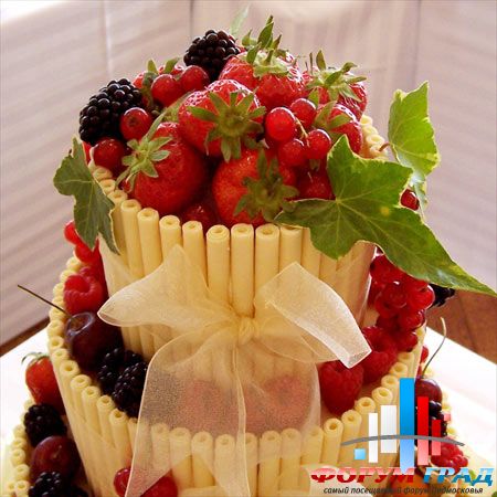 White-chocolate-wedding-cake-fruits-cu