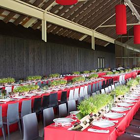 red-tablecloth-table-setting-002