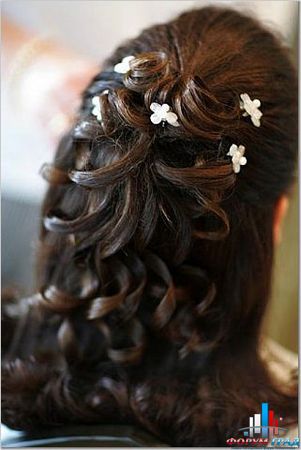 Цветы в волосах невесты