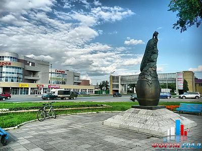 Луховицы, Памятник Огурцу