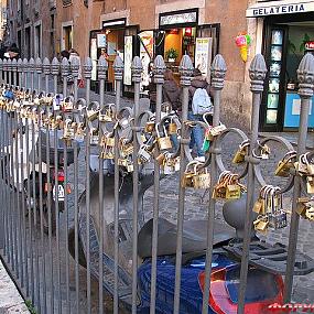 Замки у фонтана Треви в Риме