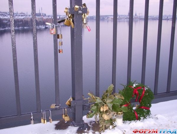 Замочки на мосту Västerbron в Швеции