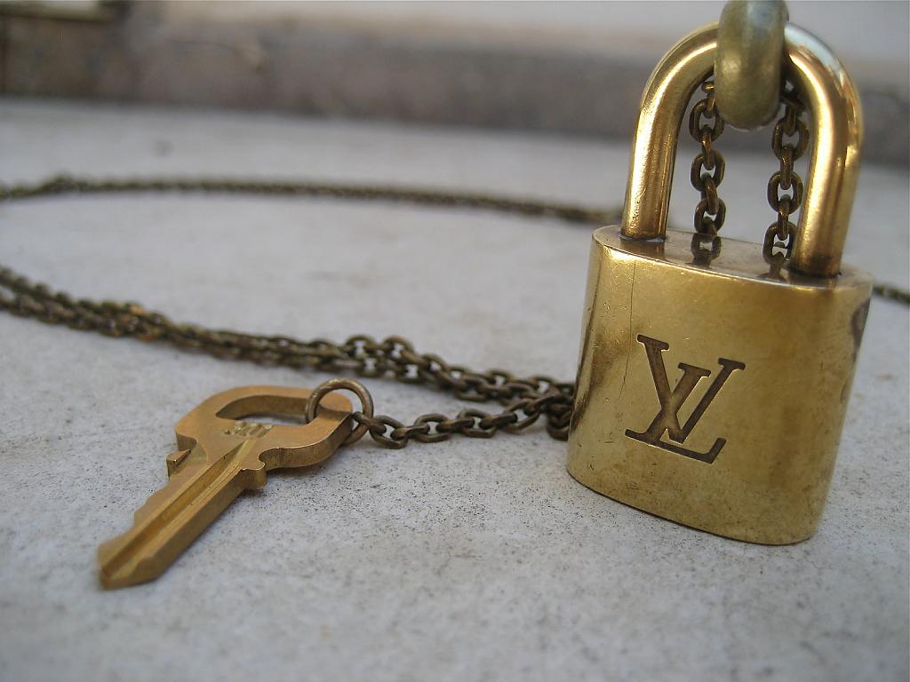 Замочек LV