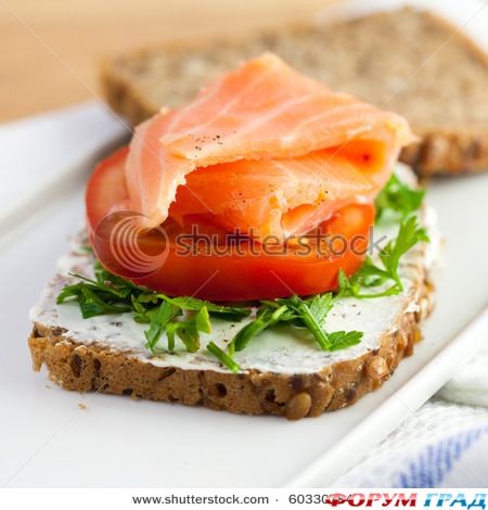 Buterbrod s kopchenoj ryboj i tomatom