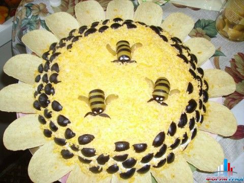 Салат, украшенный чипсами