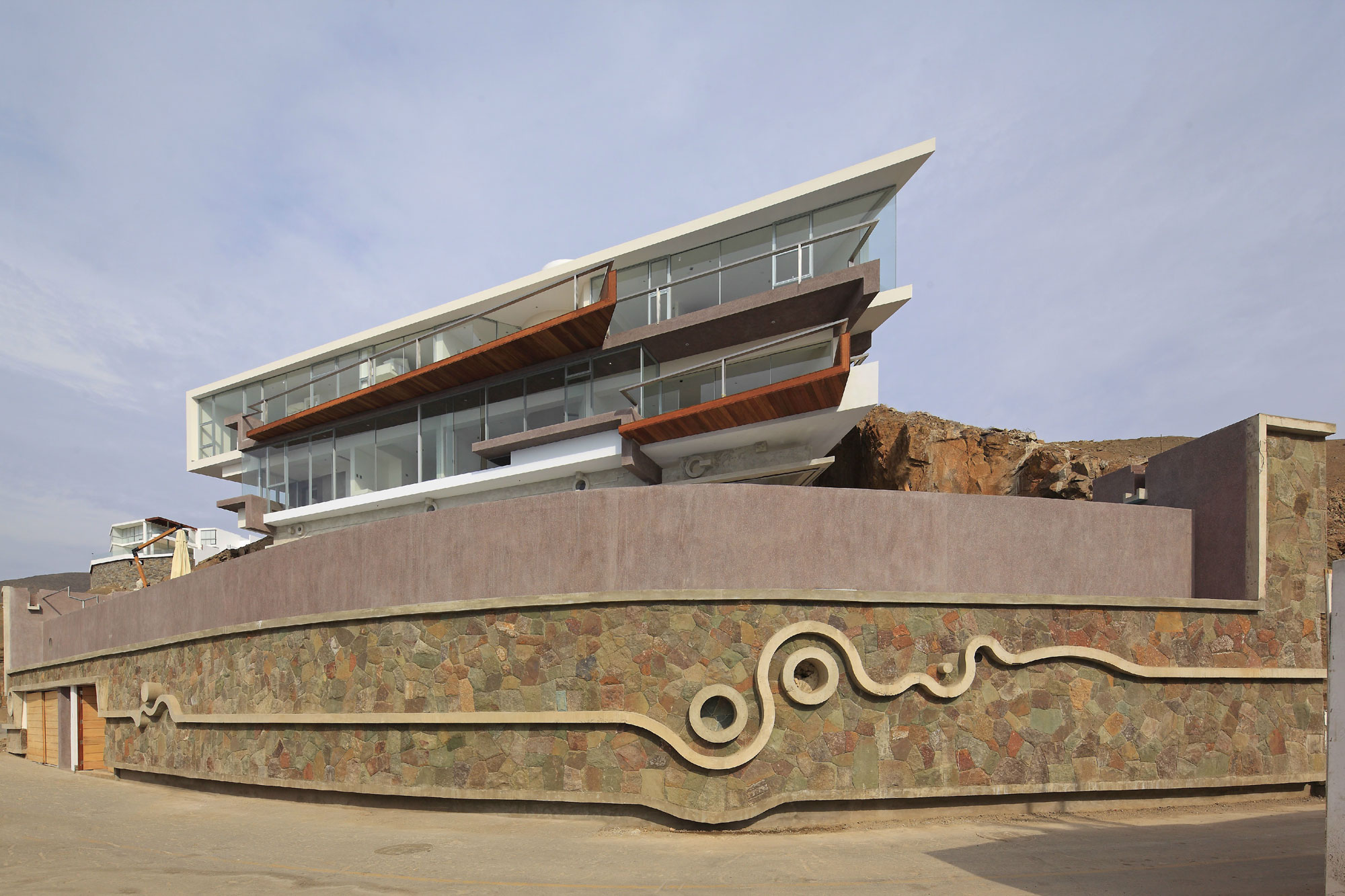 Дизайн интерьера дома Veronica Beach House с великолепным видом на побережье в Лима, Перу