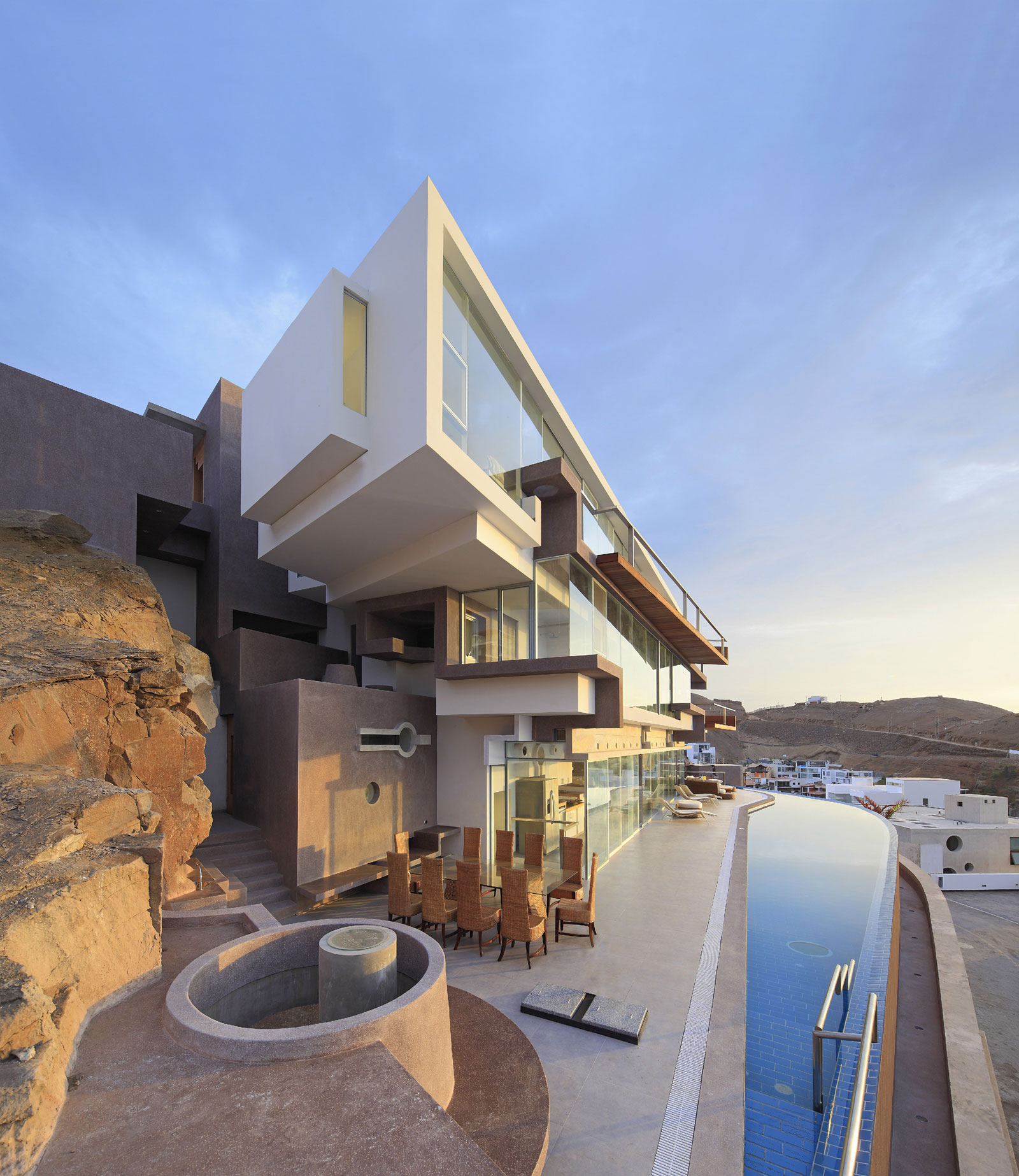 Дизайн интерьера дома Veronica Beach House с великолепным видом на побережье в Лима, Перу