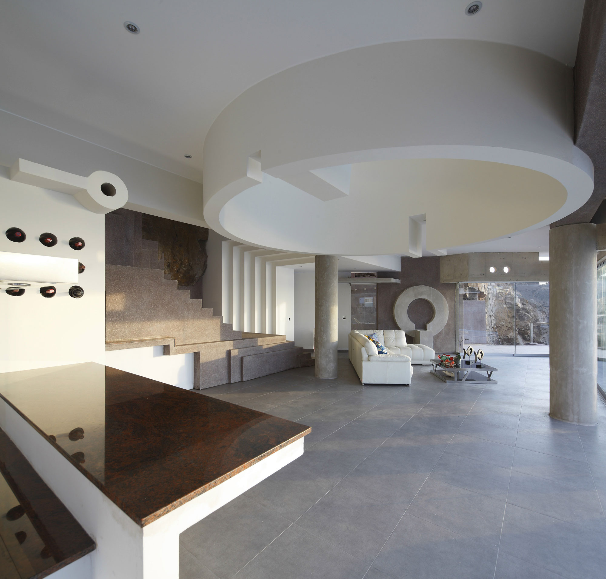 Дизайн интерьера дома Veronica Beach House с великолепным видом на побережье в Лима, Перу