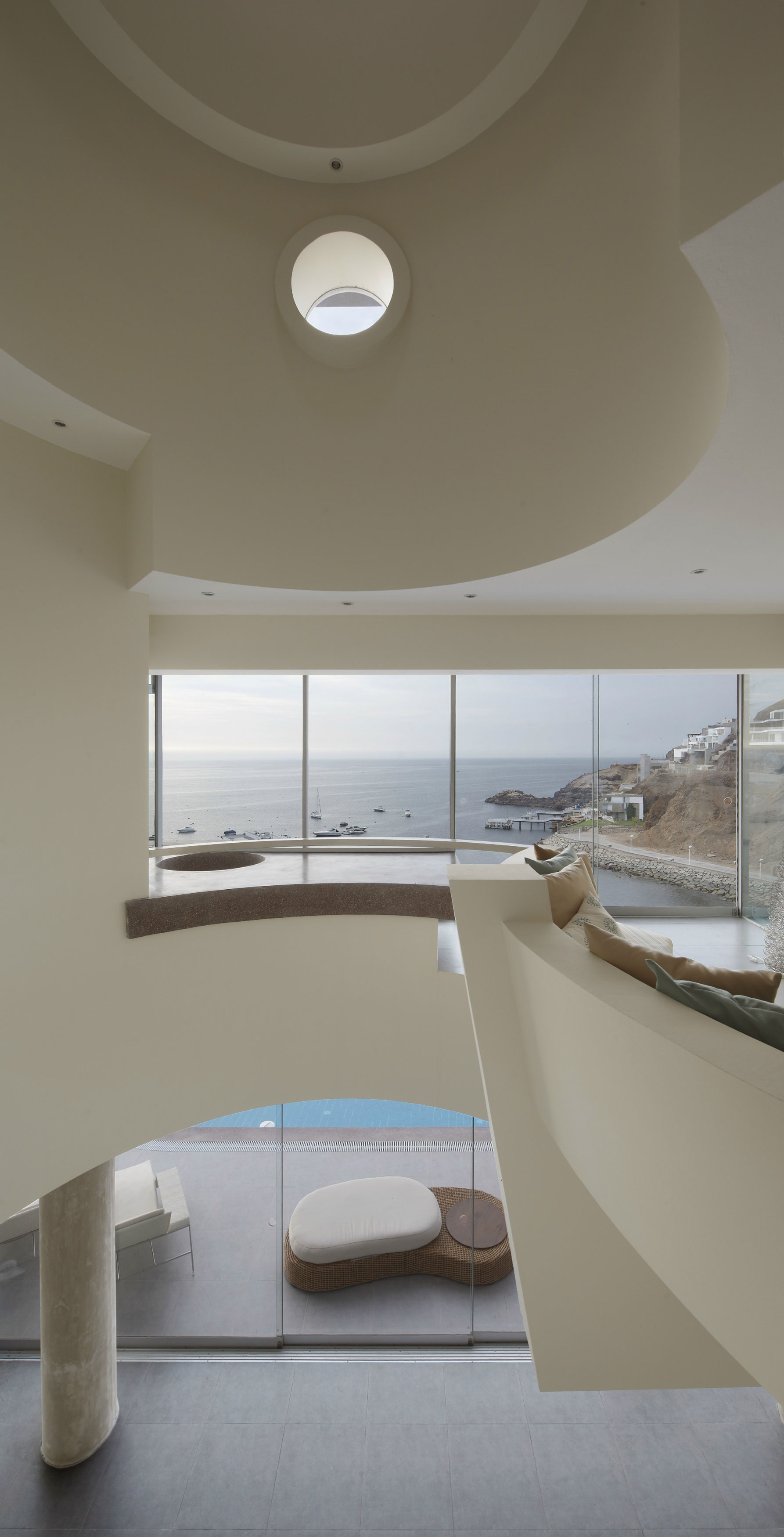 Дизайн интерьера дома Veronica Beach House с великолепным видом на побережье в Лима, Перу