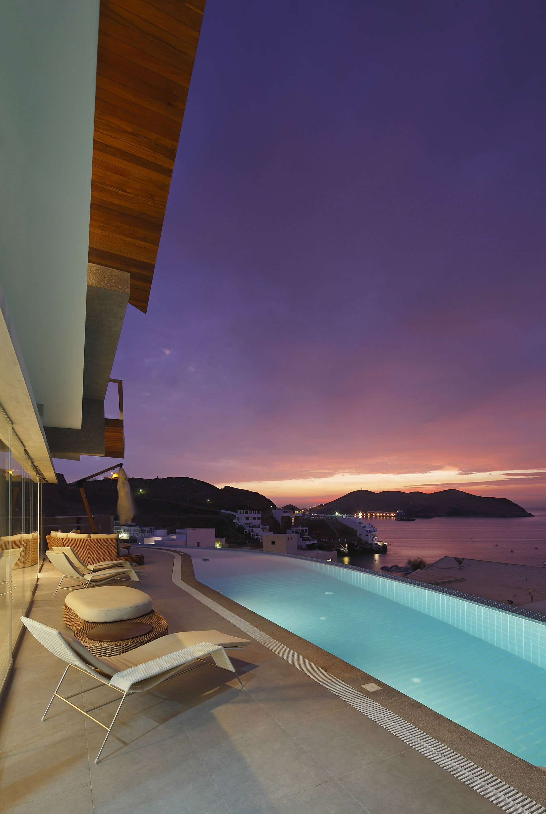 Дизайн интерьера дома Veronica Beach House с великолепным видом на побережье в Лима, Перу