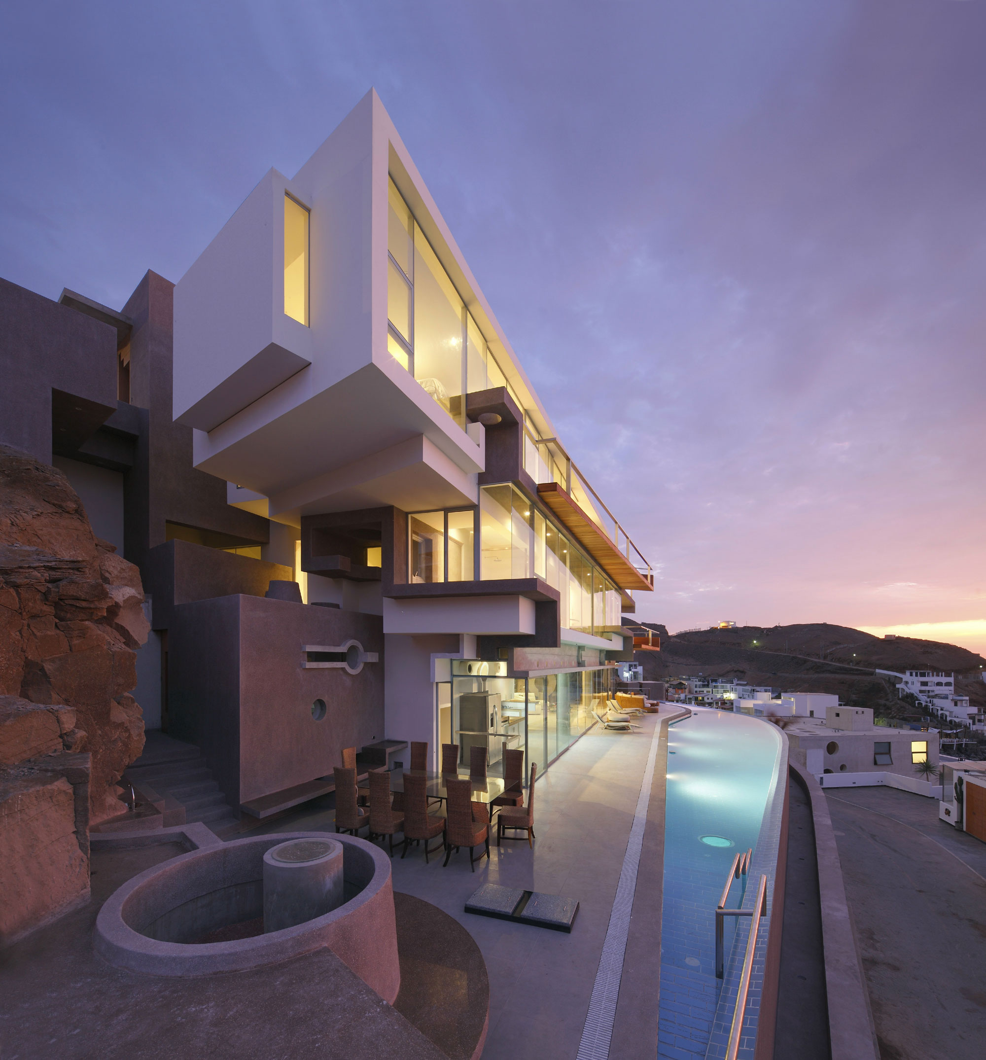 Дизайн интерьера дома Veronica Beach House с великолепным видом на побережье в Лима, Перу