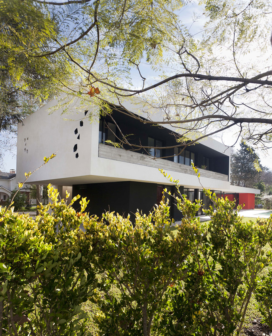Дизайн интерьера дома BLLTT House в Пиларе от Энрике Барбериса
