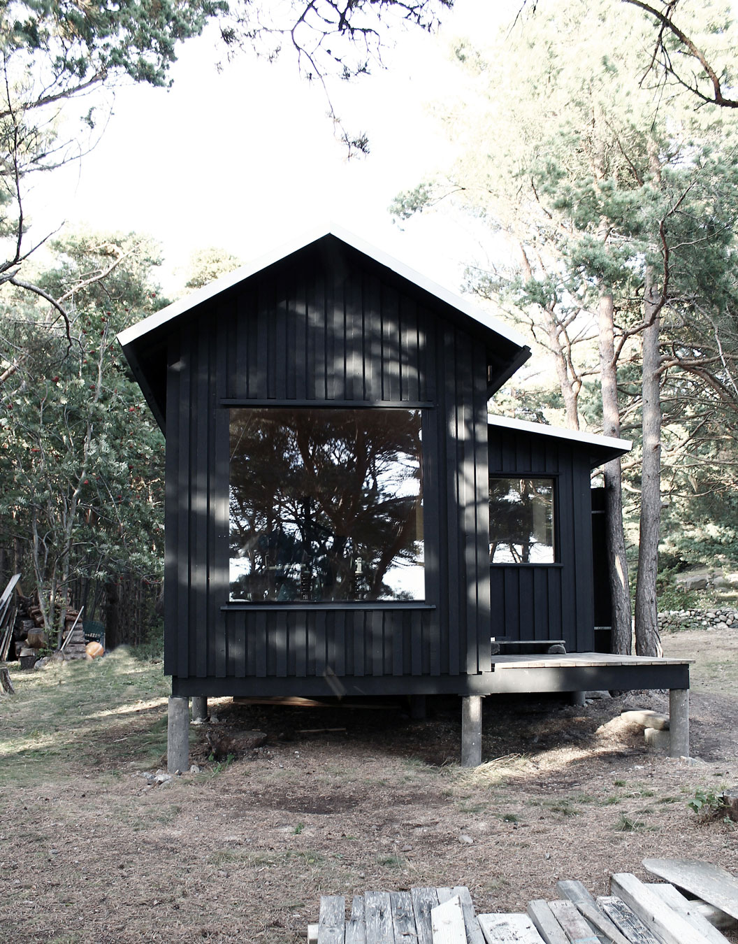 Деревянный дом от Paris studio Septembre в живописной местности на фоне природы, Trossö, Швеция