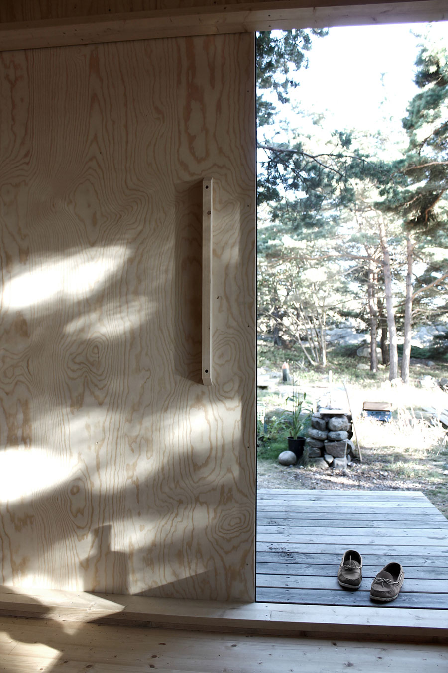 Деревянный дом от Paris studio Septembre в живописной местности на фоне природы, Trossö, Швеция