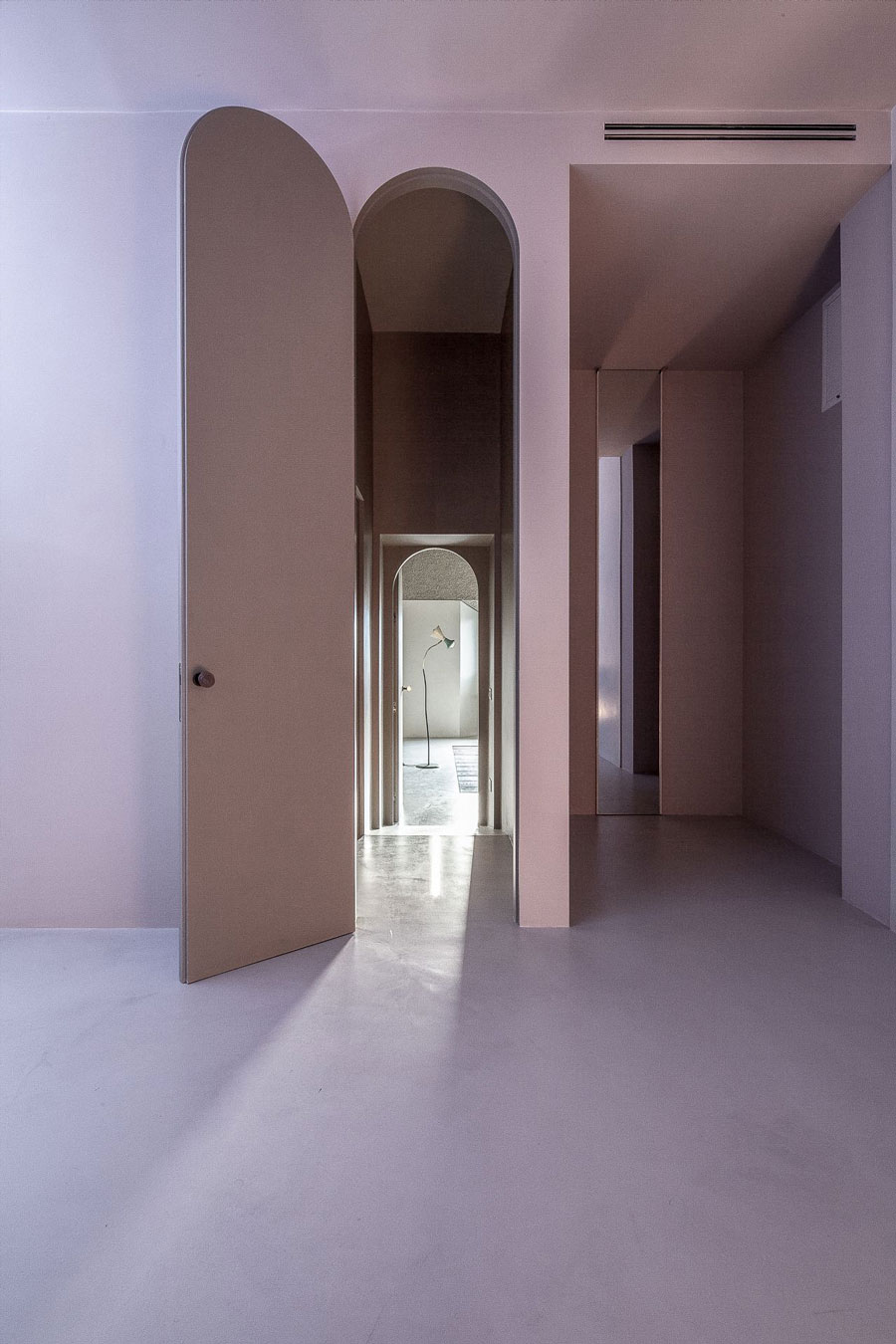 Необычный интерьер дома от Antonino Cardillo в Риме, Италия
