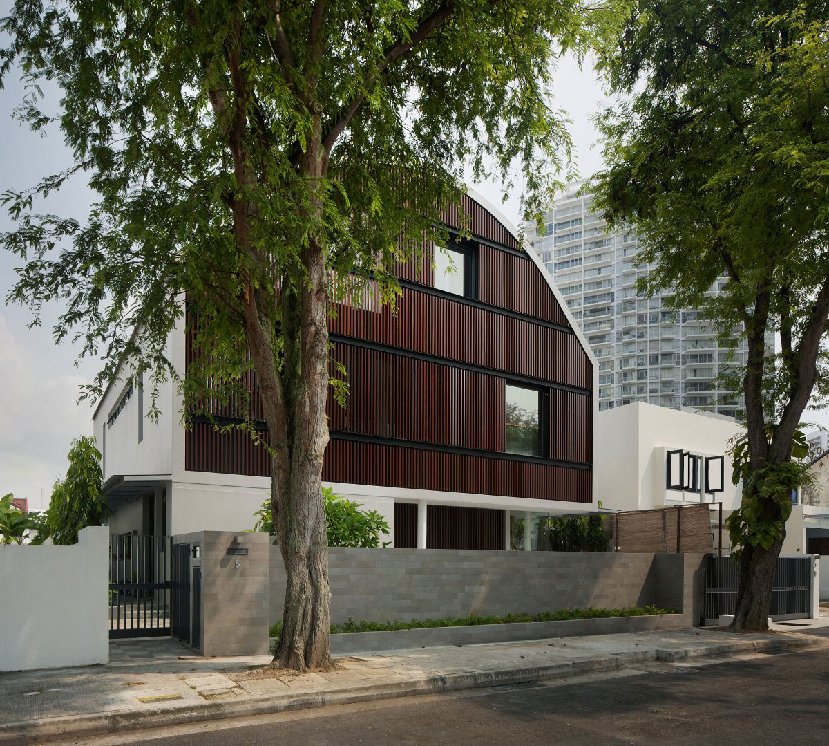 Дизайн интерьера современного дома Wind Vault House в Сингапуре