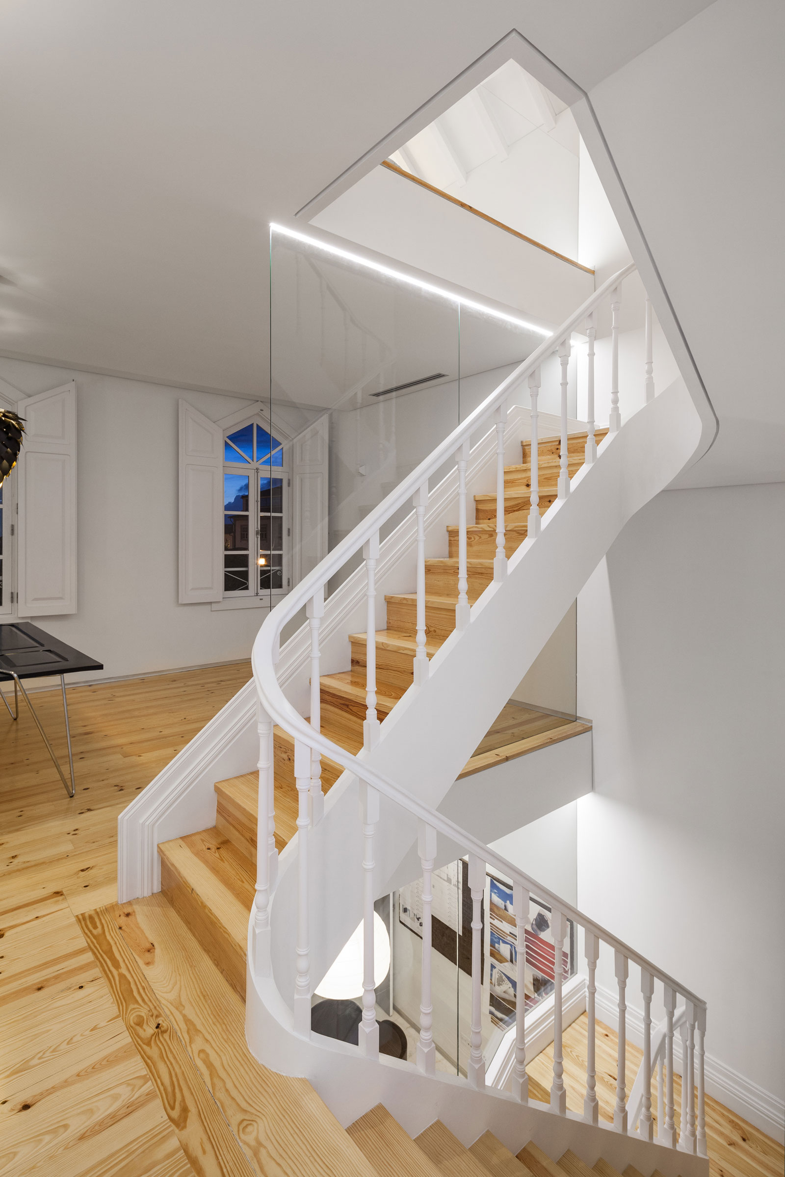 three-cusps-chalet-by-tiago-do-vale-23