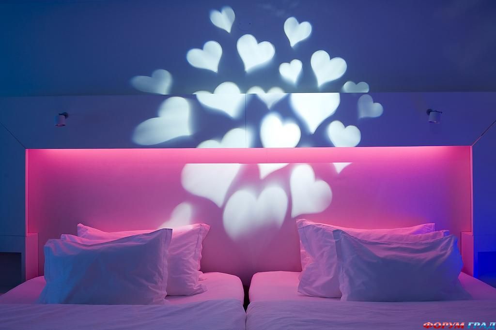 Кровать с подсветкой в номере отеля Nordic Light
