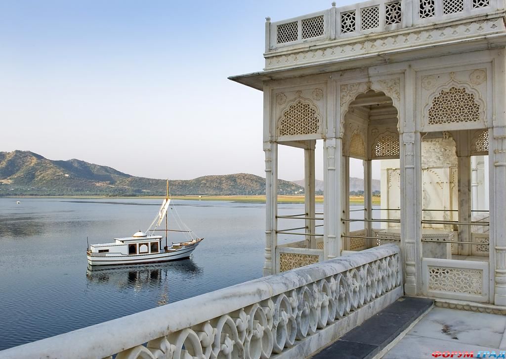 lake-palace-hotel-05