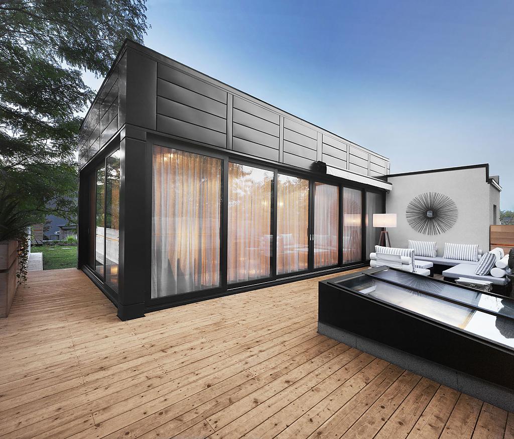 white-canvas-on-a-green-roof-04