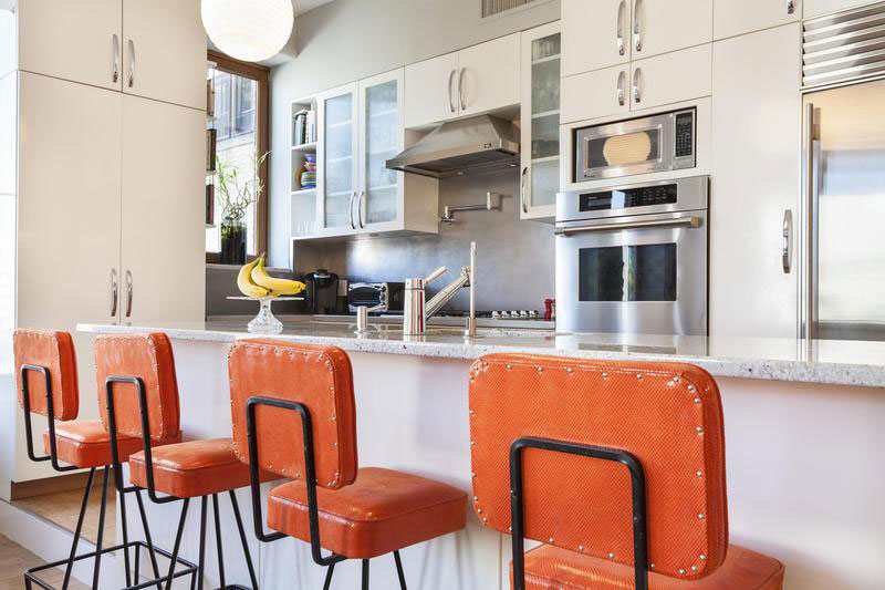 a-vibrant-apartment-15