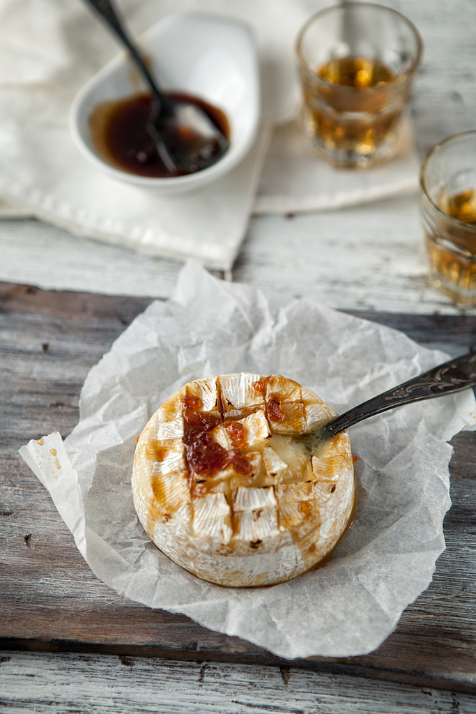 baked-camembert-with-original-sauce-2