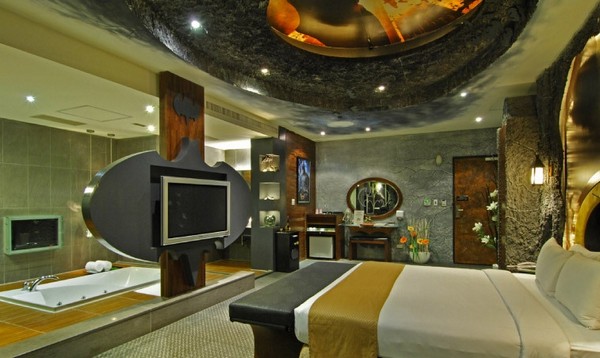 batman-inspired-motel-room-1