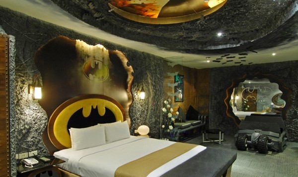 batman-inspired-motel-room-3