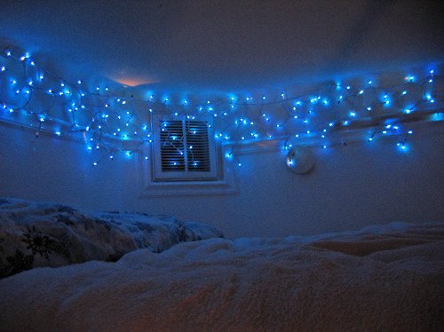 christmas-lights-in-a-bedroom-12