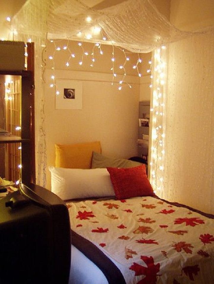 christmas-lights-in-a-bedroom-13