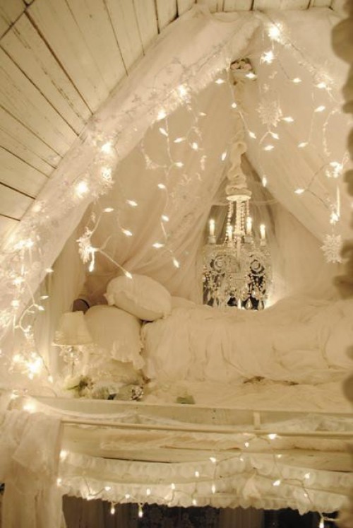christmas-lights-in-a-bedroom-14
