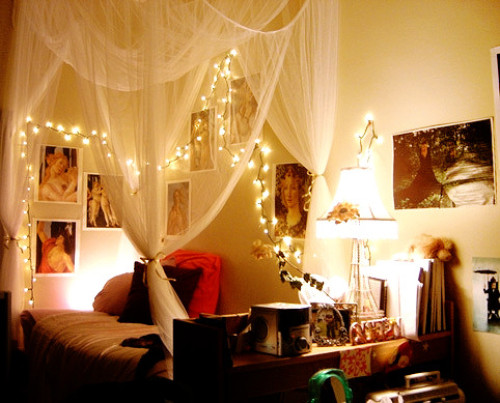 christmas-lights-in-a-bedroom-2